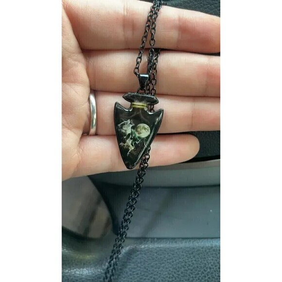 New Men's Arrowhead Shaped Wolf Necklace - 18" chain w/ 2" extension - Picture 6 of 9